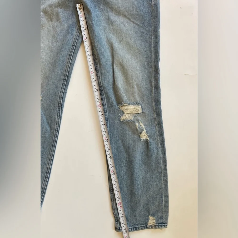 mother The Tomcat in The Confession
Light Blue Distressed Jeans 24 - Picture 7 of 12